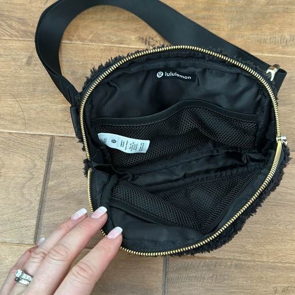 Great Condition- 1 Litre Lululemon fleece cross body belt bag - Picture 2 of 3